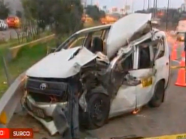 Aparatoso choque de taxi y camión deja 2 muertos