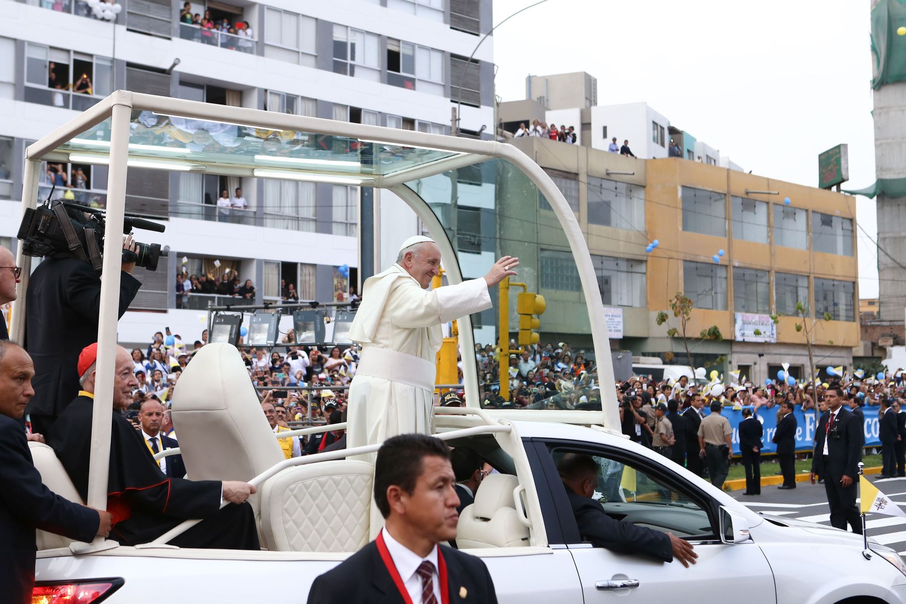 Miles de católicos recibieron con algarabía al Papa