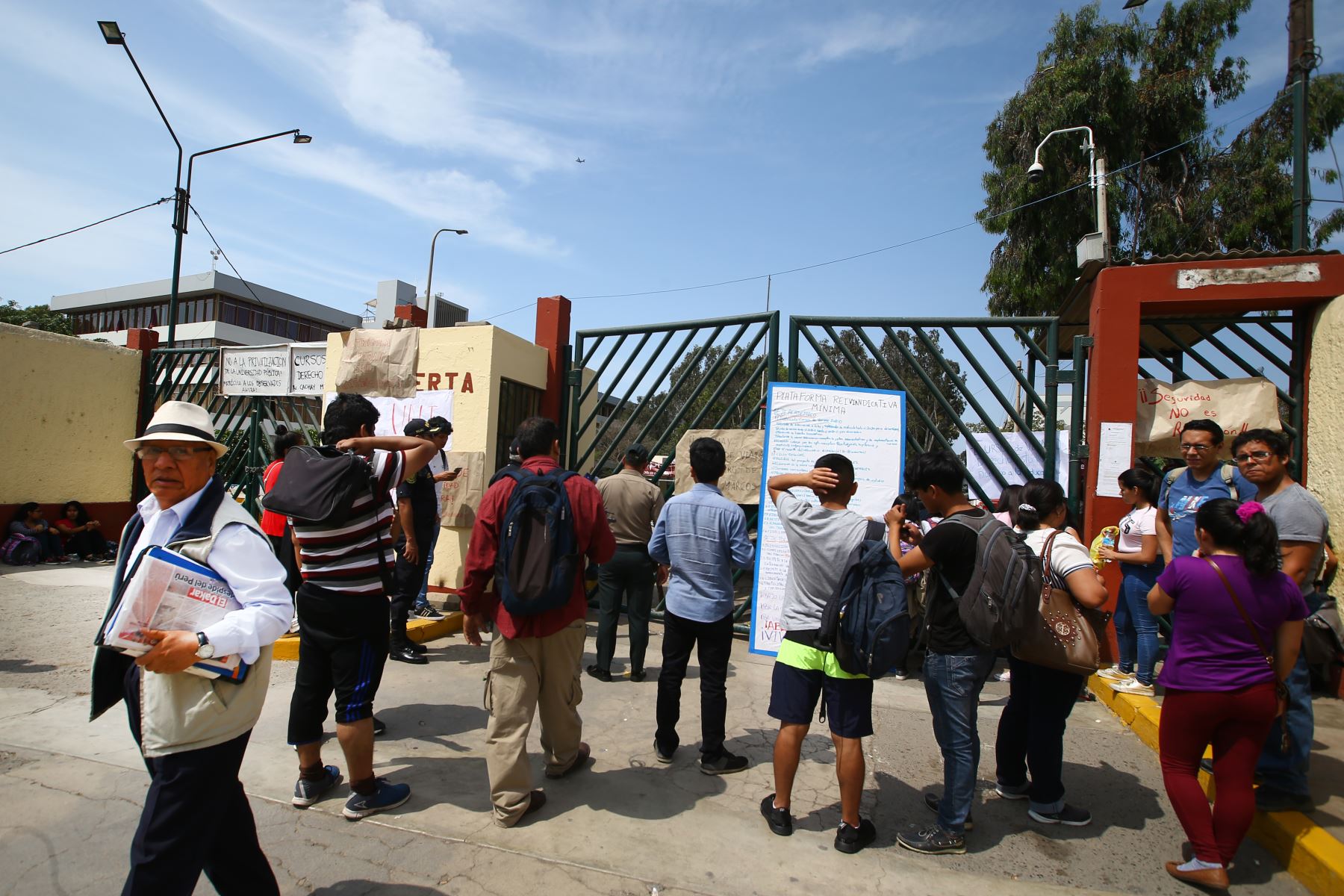 Estudiantes toman universidad de  San Marcos para exigir cursos de verano