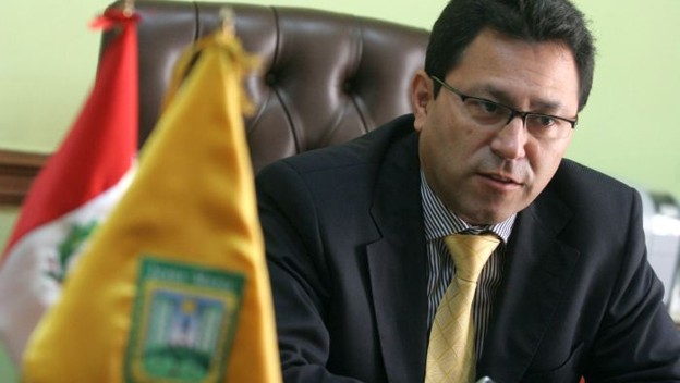 Enrique Ocrospoma lanza su candidatura con Perú Nación