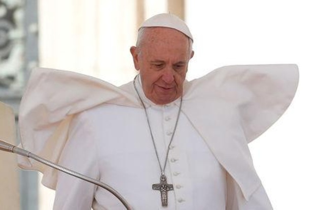 El Papa despide a jefe de comunicaciones