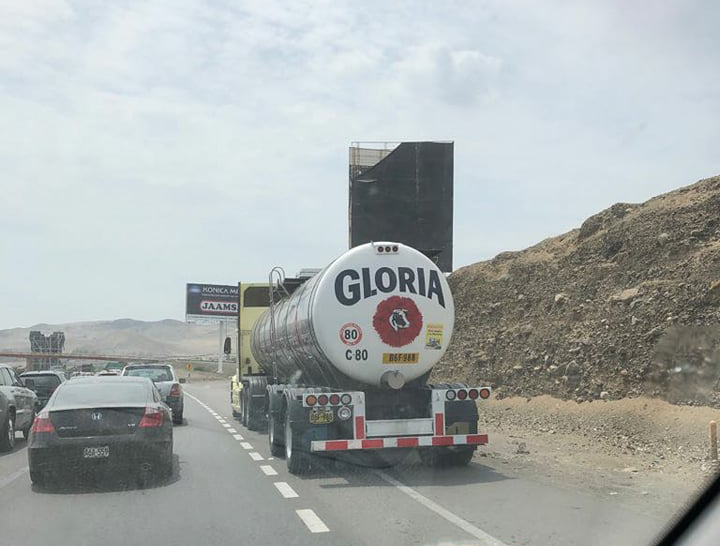 Gloria infringe normas de tránsito al invadir vía auxiliar de la Panamericana Sur
