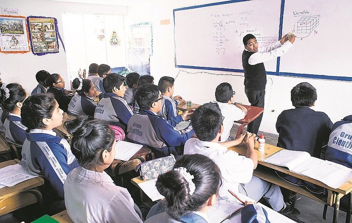 Ministerio de Educación evalúa aumento a maestros