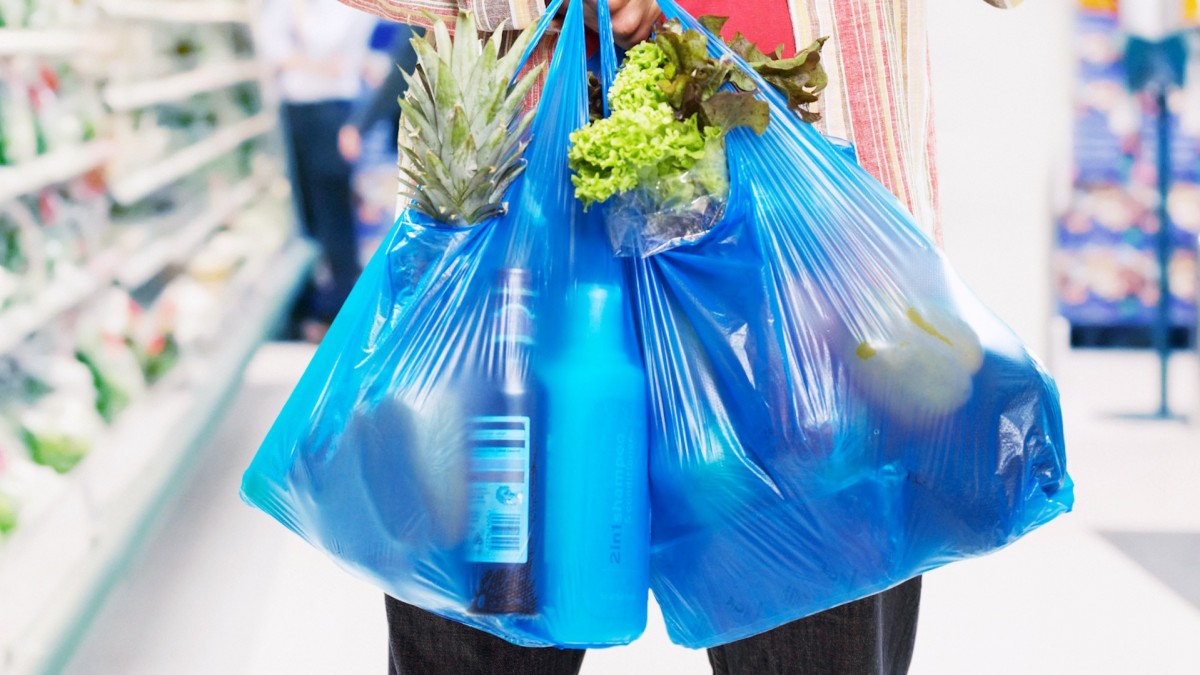Industria a favor de regular cobro por el uso de bolsas de plástico