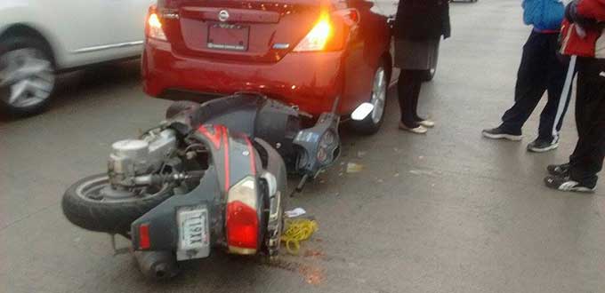 Moto explota tras  chocar con automóvil