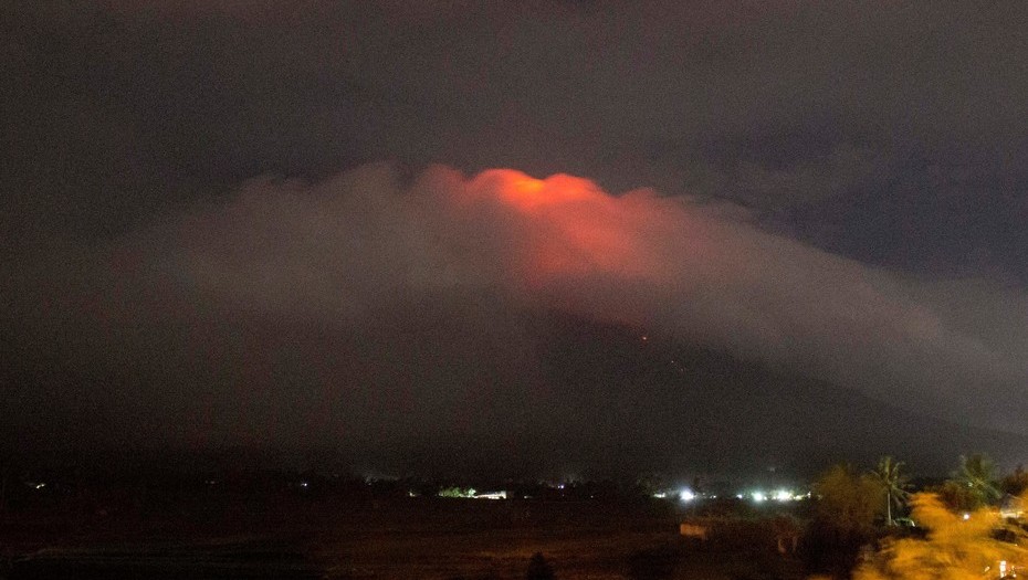 Evacuan a miles de personas por erupción de volcán