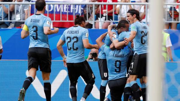 Uruguay goleó 3-0 al anfitrión Rusia y se ubicó como primero del grupo A