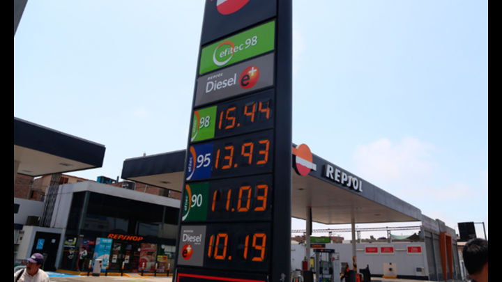 Precios de combustibles bajan pero  usuarios siguen pagando lo mismo