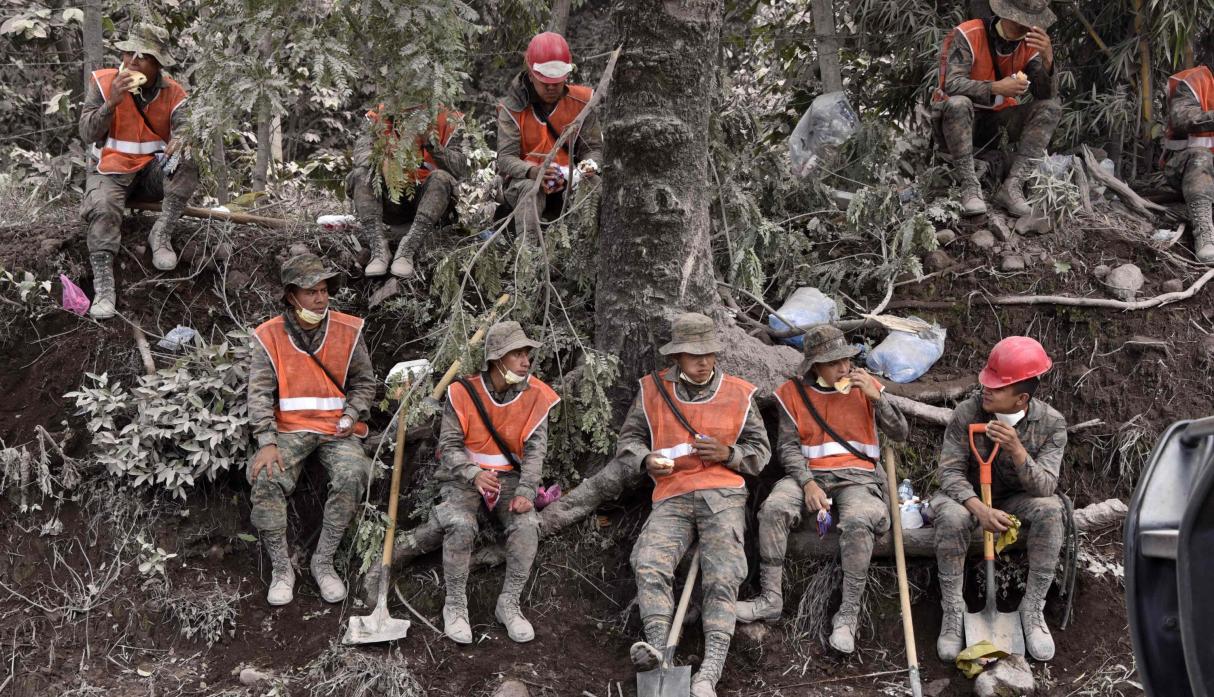 Asciende a  75 la cifra de muertos en Guatemala por la explosión de un volcán