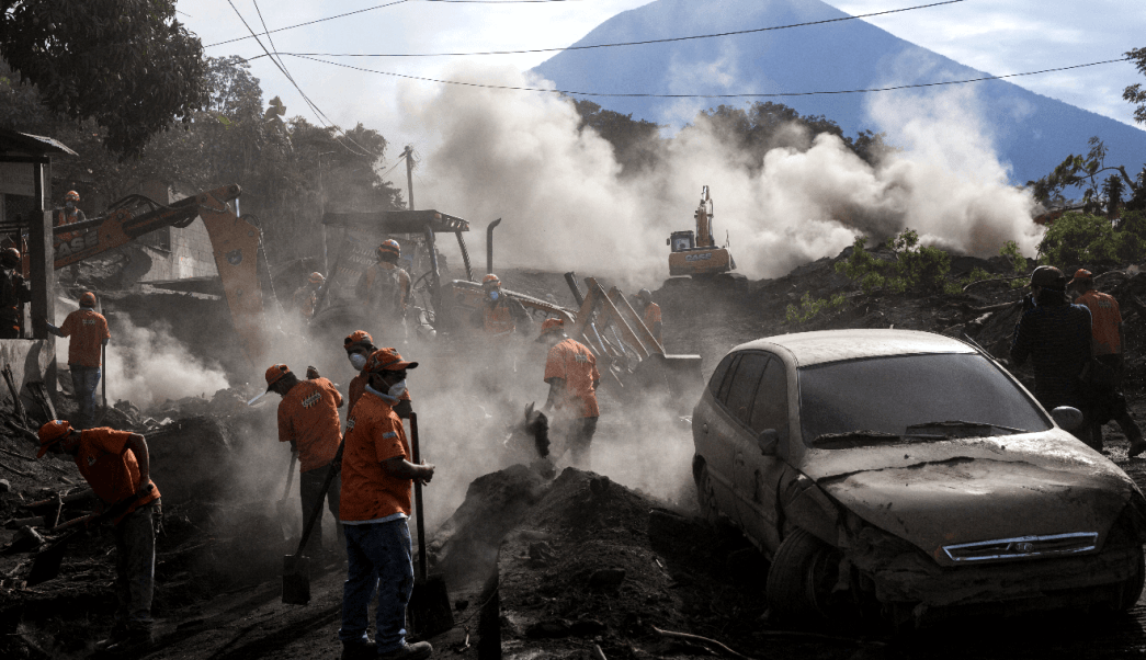 Suspenden temporalmente  la búsqueda de víctimas  de Volcán de Fuego