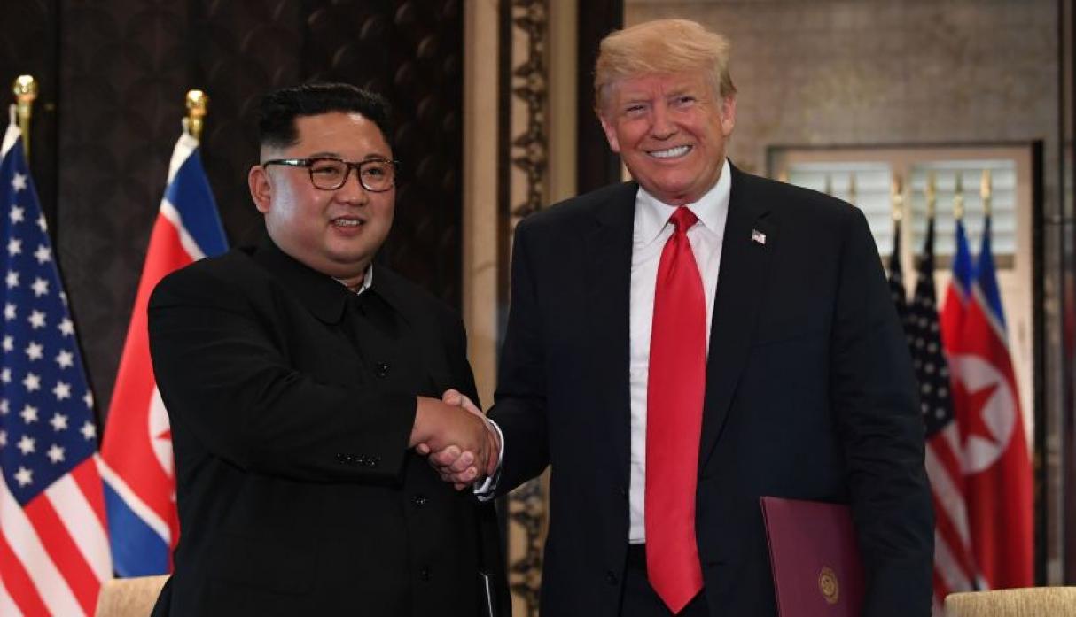La cumbre entre Trump y Kim comienza con un apretón de manos