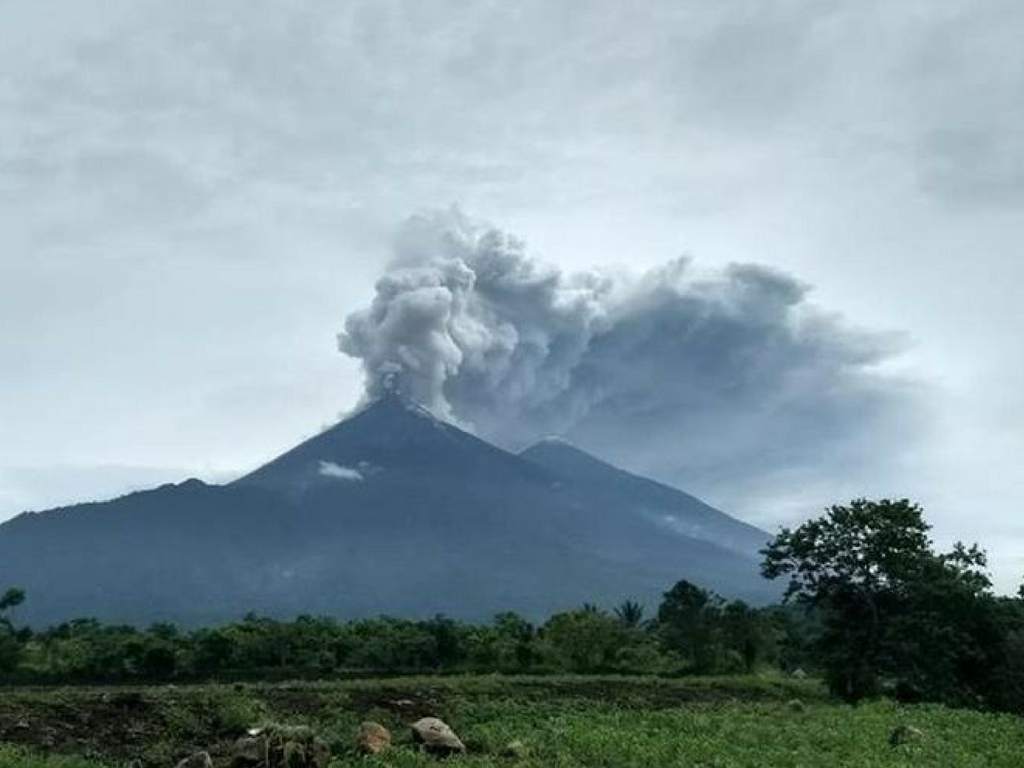 Aumentó a 69 fallecidos por erupción de volcán de fuego en Guatemala
