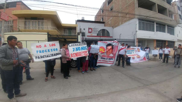 Simpatizantes de Perú  Libertario protestan