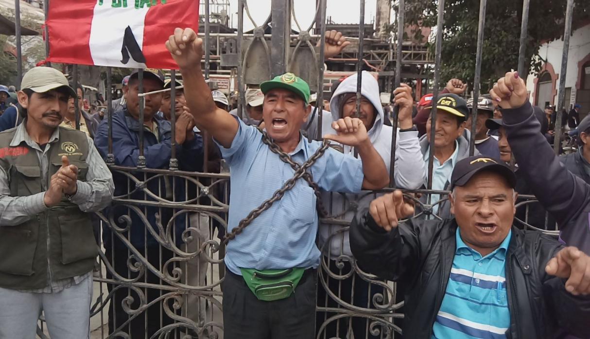 Trabajadores de Tumán  se encadenan en  puertas de azucarera