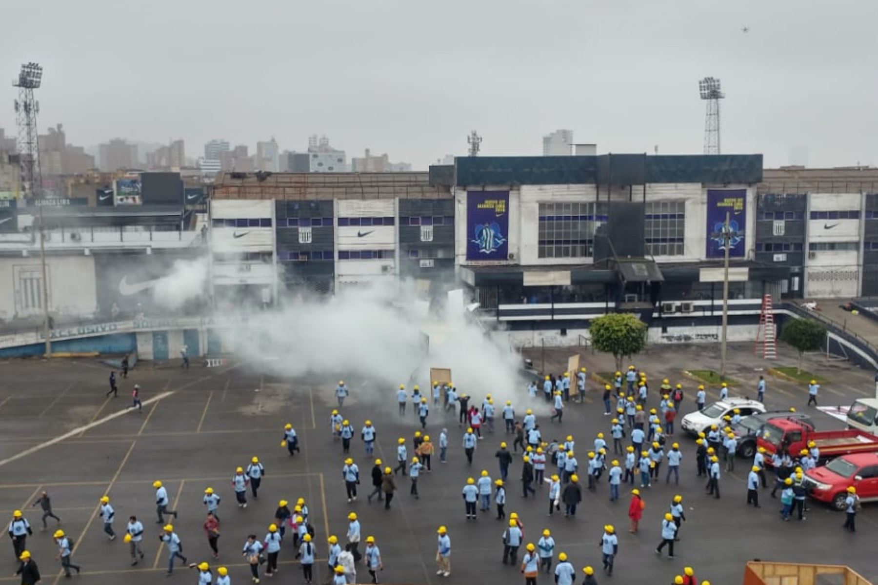 Barristas de Alianza se enfrentaron a evangélicos en el estadio de Matute