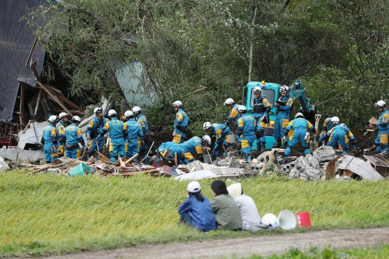 Buscan supervivientes del sismo en Japón que dejó 18 muertos