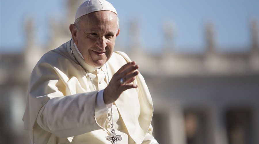 El papa condena el «insensato y brutal» atentado de Guiza y llama a la paz