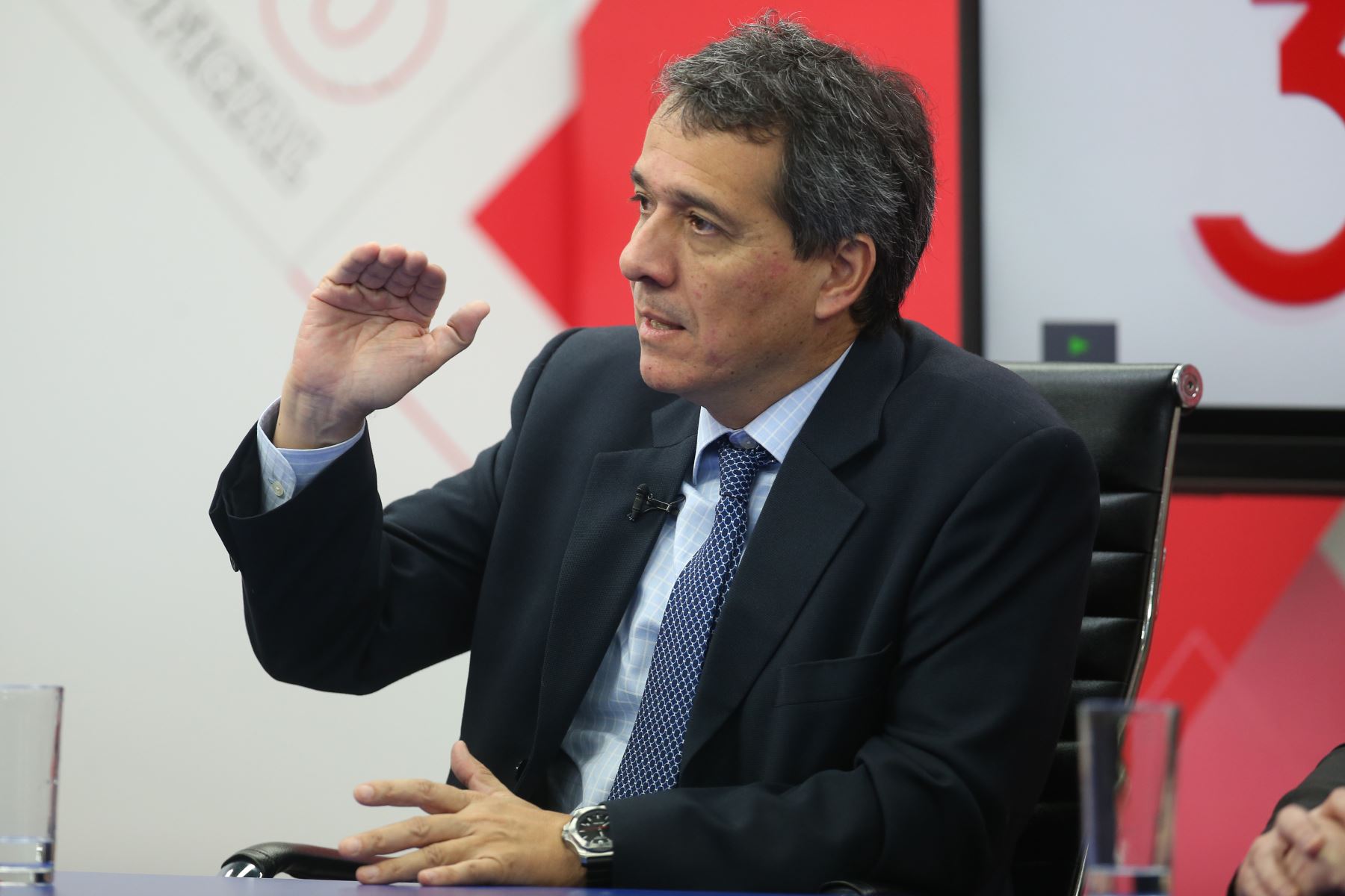 Alonso Segura proyecta que la economía peruana crecerá 4 % este año