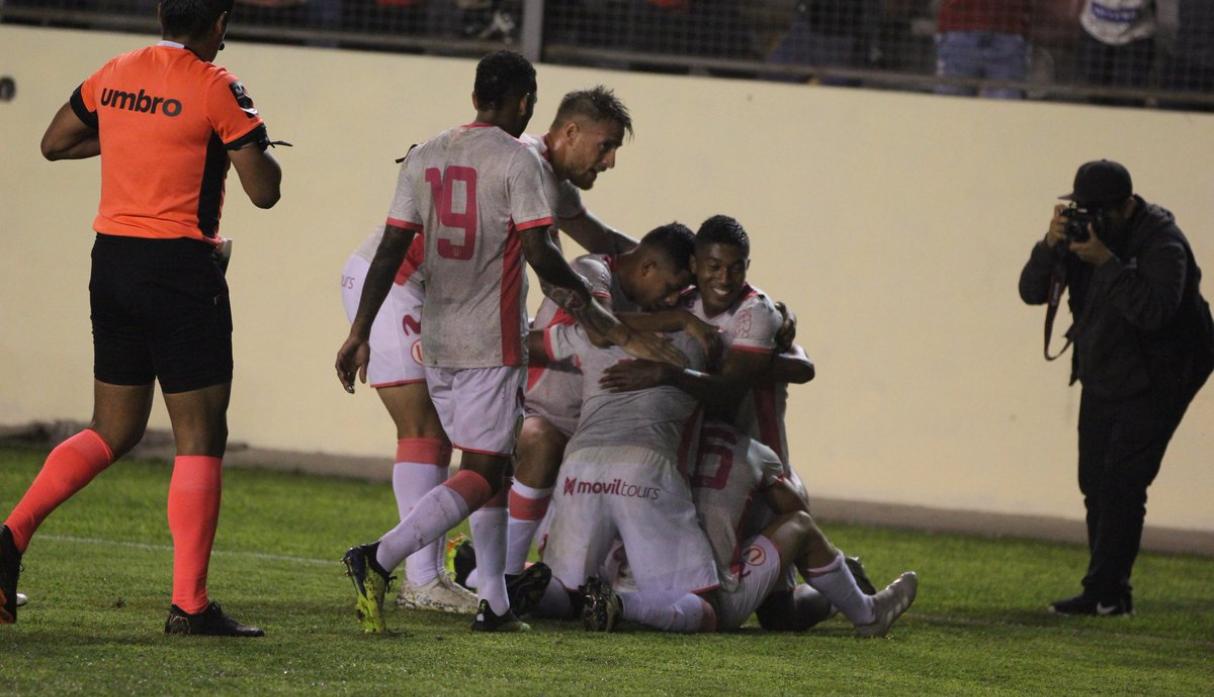 Universitario superó 2-0 a Sport Rosario y sumó su cuarto triunfo consecutivo