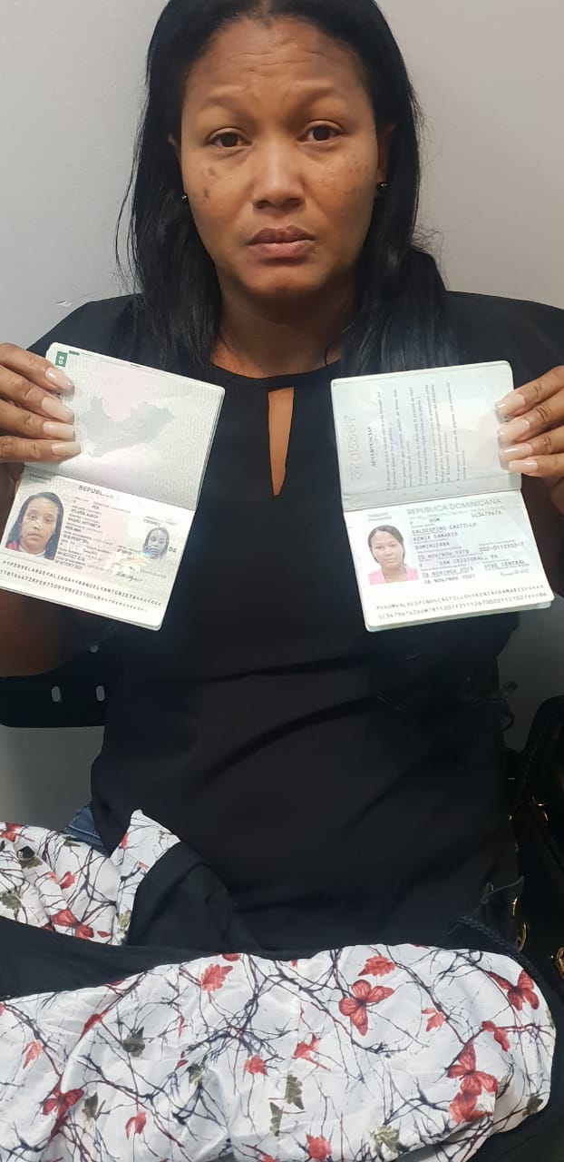 Intervienen a dos dominicanos en el aeropuerto con pasaportes peruanos