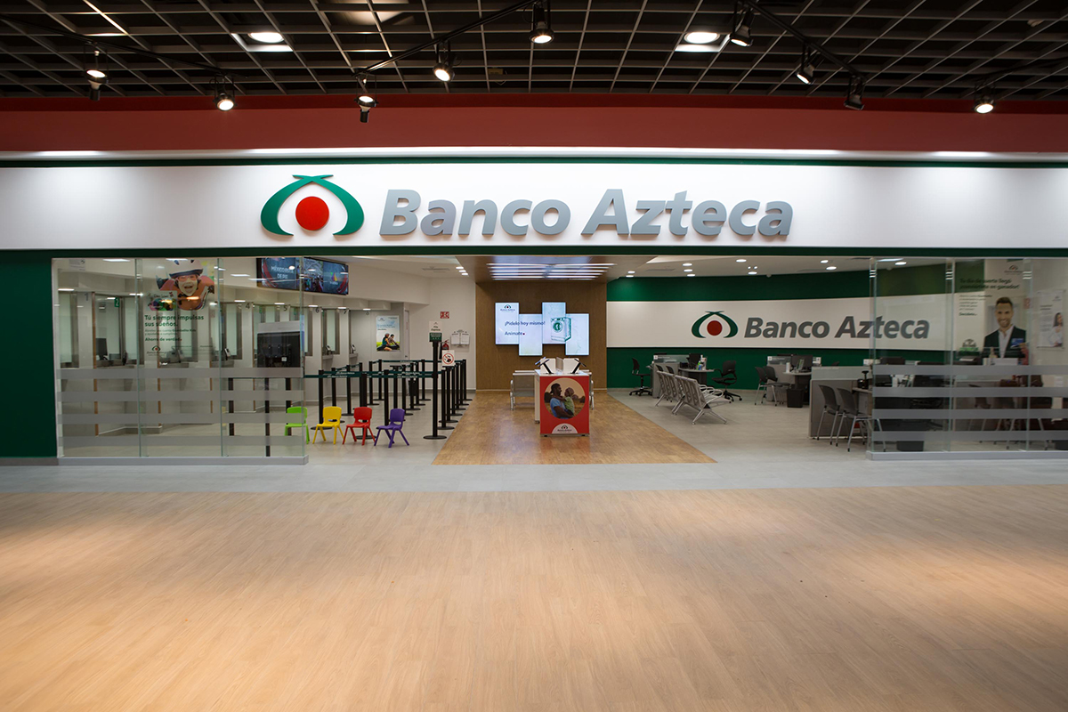 Banco Azteca saca de sus casillas a clientes