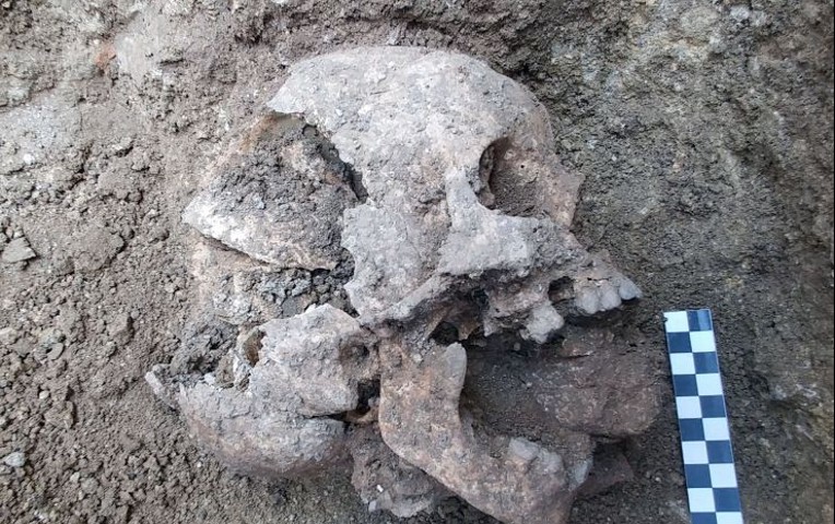 Arqueólogos descubren extraño entierro de «niño vampiro» en cementerio en Italia