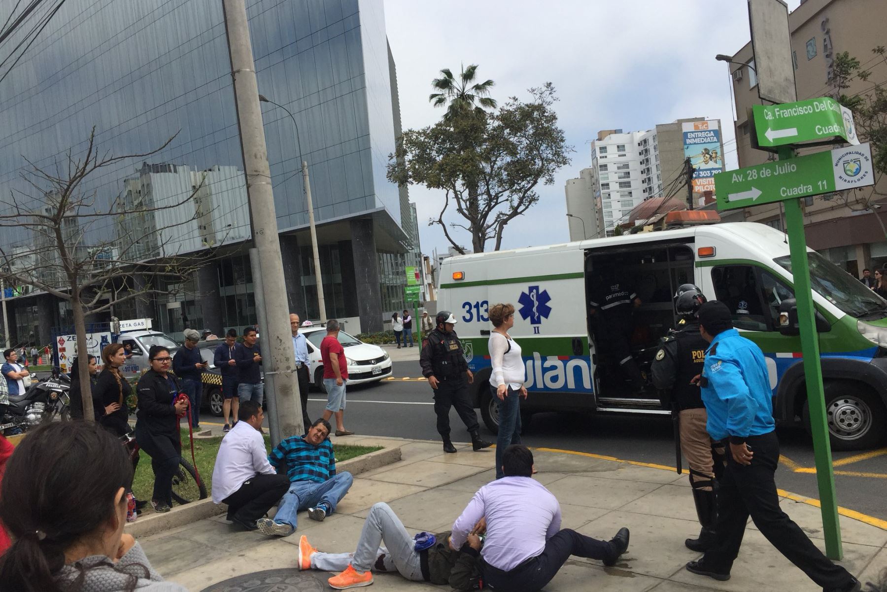 Delincuentes hieren a dos cambistas y un policía en Miraflores
