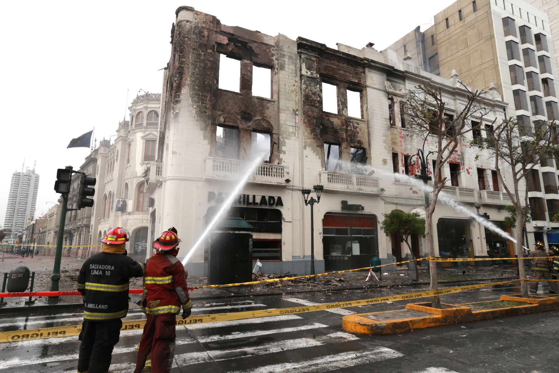Incendio consumió edificio histórico en la plaza San Martín