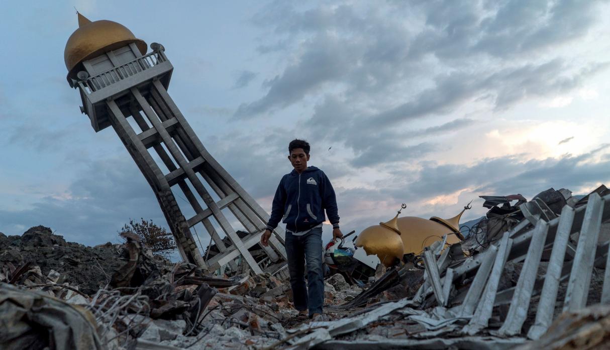 Aumenta a 1,424 la cifra de muertos tras terremoto de 7,9 y tsunami en Indonesia