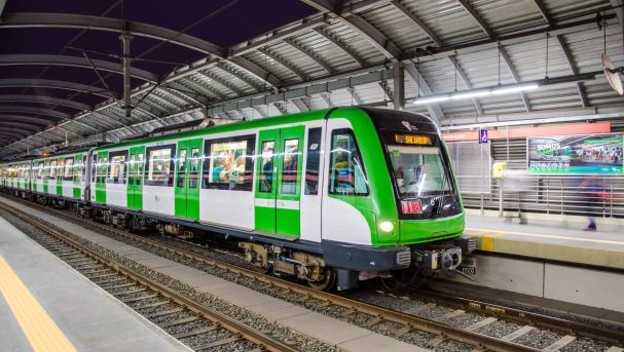 Usuarios del Metro de Lima reportan retraso de trenes en estación Bayóvar