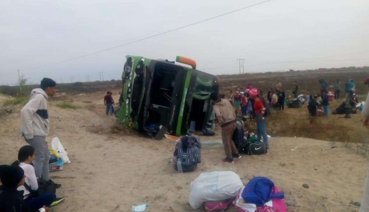 Siete heridos deja volcadura de bus en Lambayeque que llevaba 58 pasajeros extranjeros a bordo