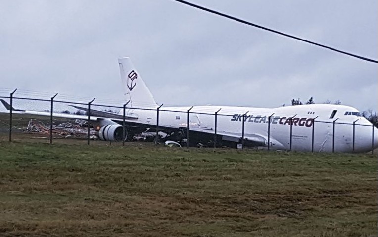 Avión se salió de la pista de aterrizaje y dejó a 4 tripulantes heridos en Canadá