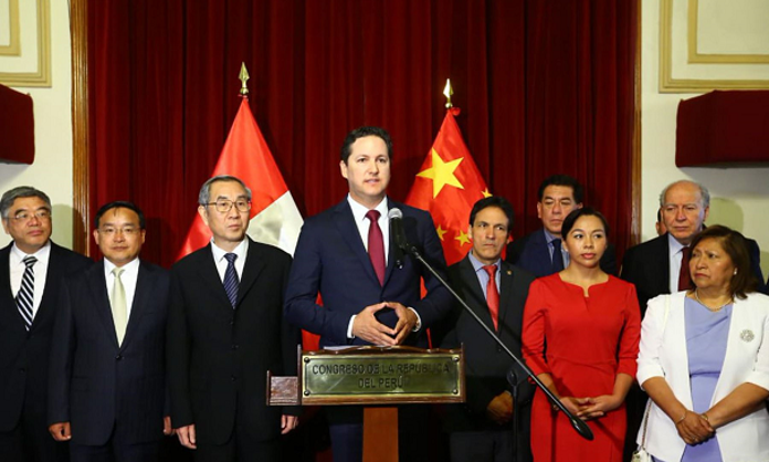 Salaverry condecoró a alto funcionario chino en el Congreso