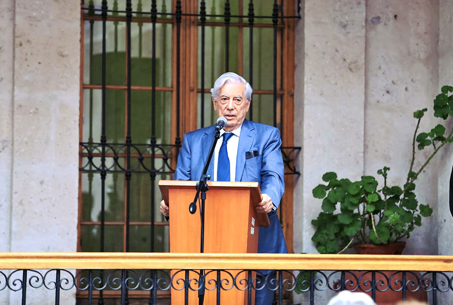 Mario Vargas Llosa donará 15,000 libros más a la biblioteca de Arequipa