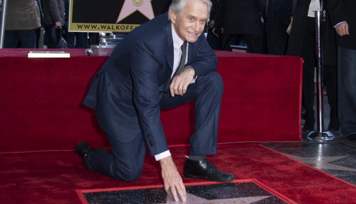 Michael Douglas a sus 50 años de trayectoria obtiene estrella en el Paseo de la Fama de Hollywood