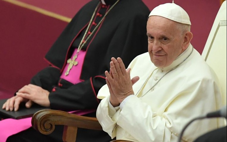 El papa afirmó que se pueden vender bienes de la Iglesia y ayudar a los pobres