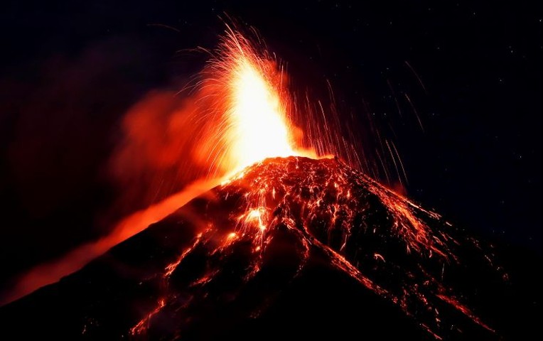 Fuerte erupción del volcán de Fuego dejó casi 4.000 evacuados en Guatemala