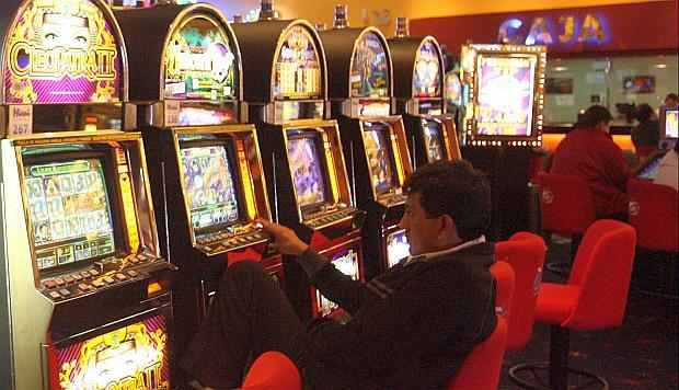 MEF aplicará el ISC  para casinos y tragamonedas contra opinión del Congreso
