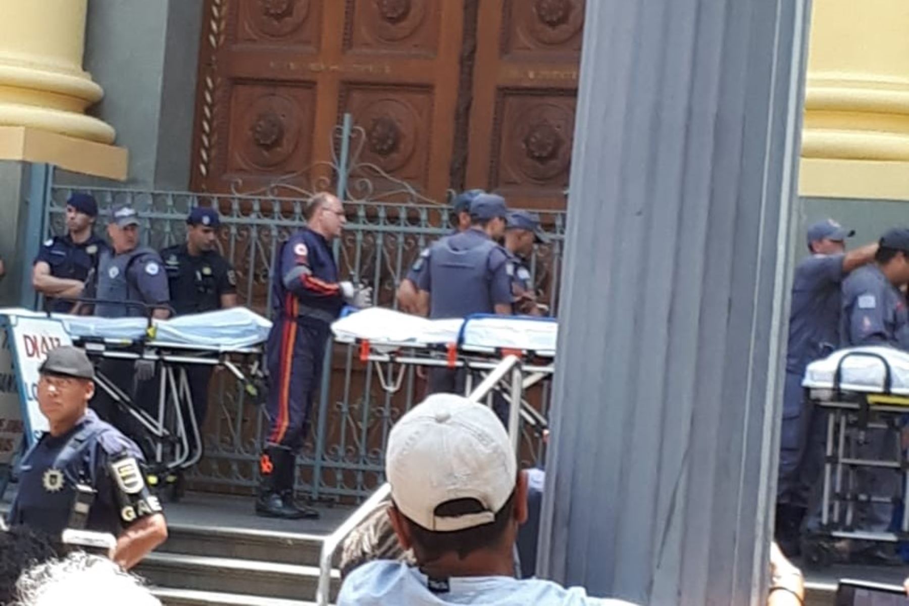 Hombre mata a 5 personas y se suicida durante misa en catedral cerca de Sao Paulo