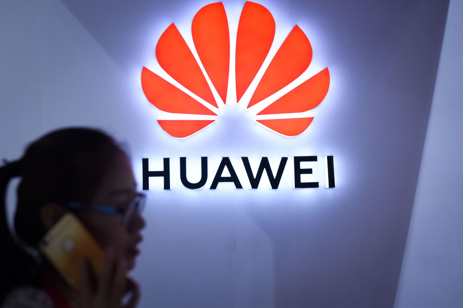 Prensa china acusa EEUU de querer acabar con supremacía de Huawei
