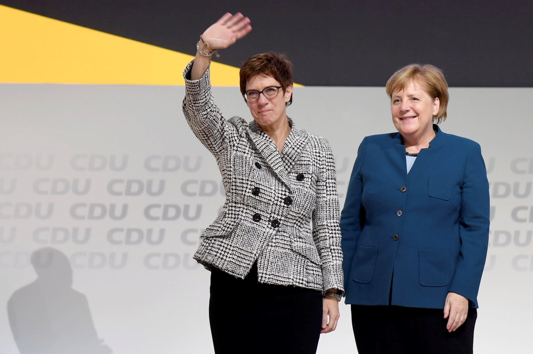 La centrista Kramp-Karrenbauer sucede a Merkel en la CDU por mínimo margen