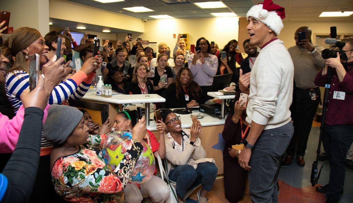 Barack Obama entrega regalos a niños enfermos vestido de Papá Noel