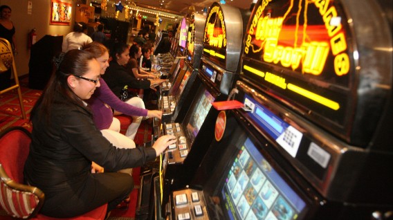 Comisión de Constitución  aprueba derogatoria del ISC  a casinos y tragamonedas