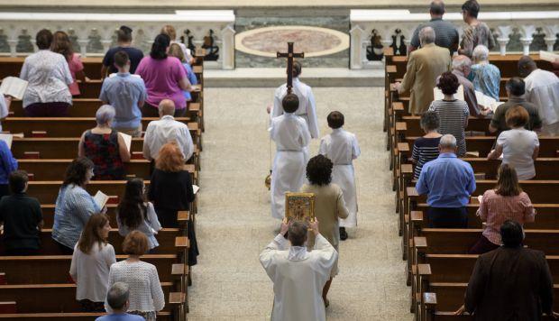 Iglesia Católica en Illinois ocultó nombres de 500 curas acusados de abusos