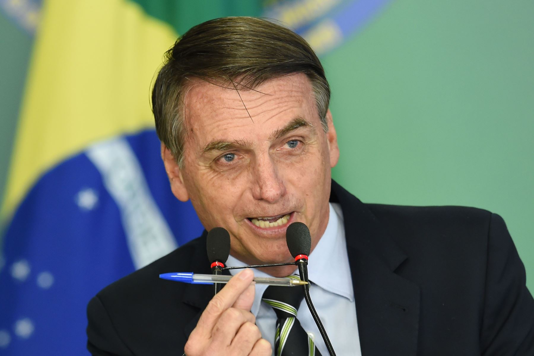 Bolsonaro firma decreto que flexibiliza posesión de armas en Brasil