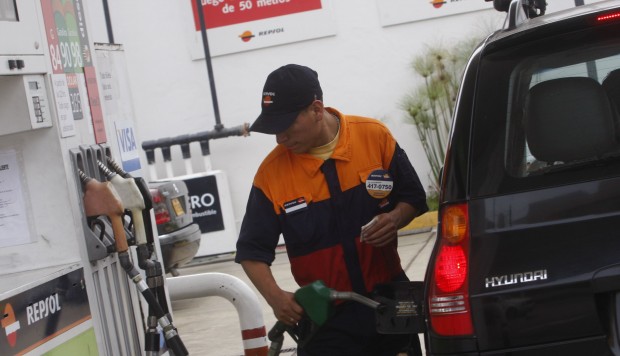 Usuarios pagarían S/176 mlls. de sobreprecio al mes en combustibles