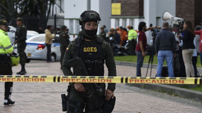 Atentado con coche bomba  en escuela de policía de  Bogotá deja 10 muertos