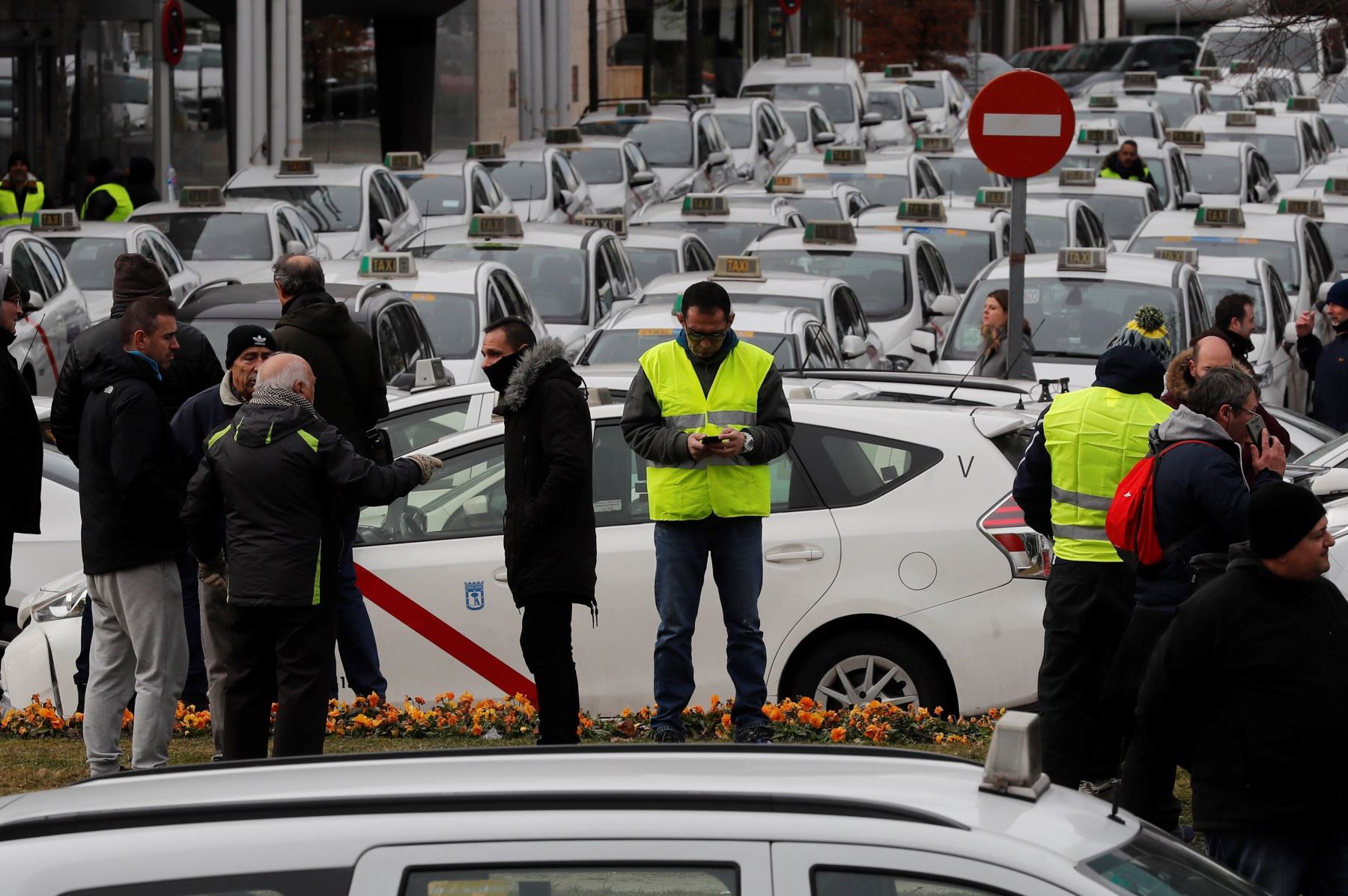 Taxistas de Barcelona y Madrid siguen su paro, pendientes de negociaciones