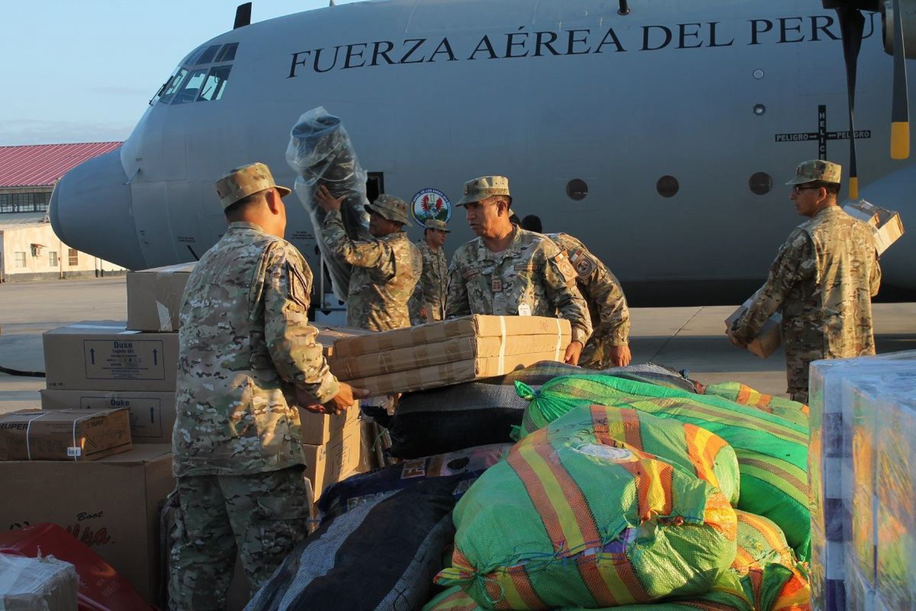 (Galería) FAP trasladó 17 tn de ayuda humanitaria para afectados por lluvias