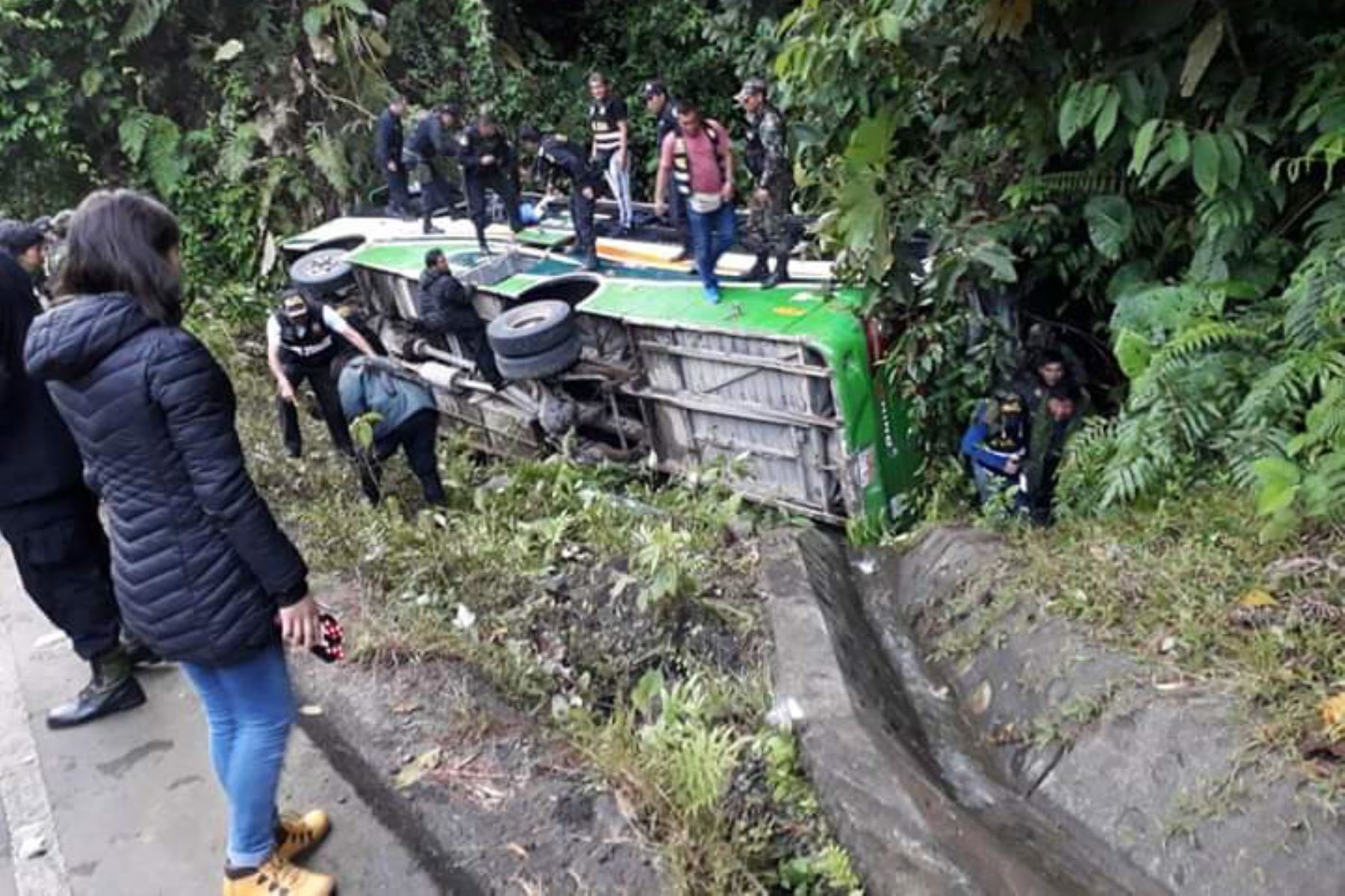 Una fiscal y dos policías mueren en accidente de bus en vía Interoceánica